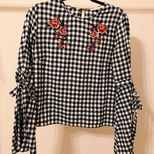 Gingham blouse with embroidery